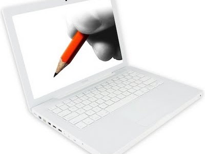 si vede un pc portatile aperto sul cui schermo è raffigurata una matita rossa impugnata tra il pollice e l'indice di una mano